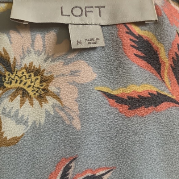 Gently used Loft flowy top. Size M - Picture 2 of 4